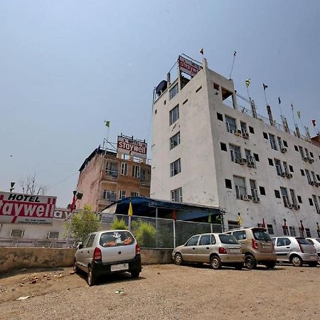 Staywell Hotel Pathānkot Exteriör bild