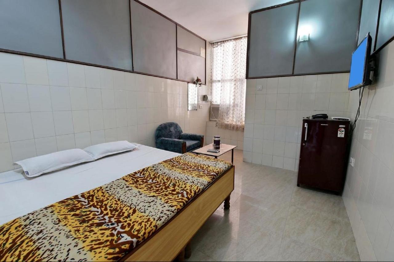 Staywell Hotel Pathānkot Exteriör bild