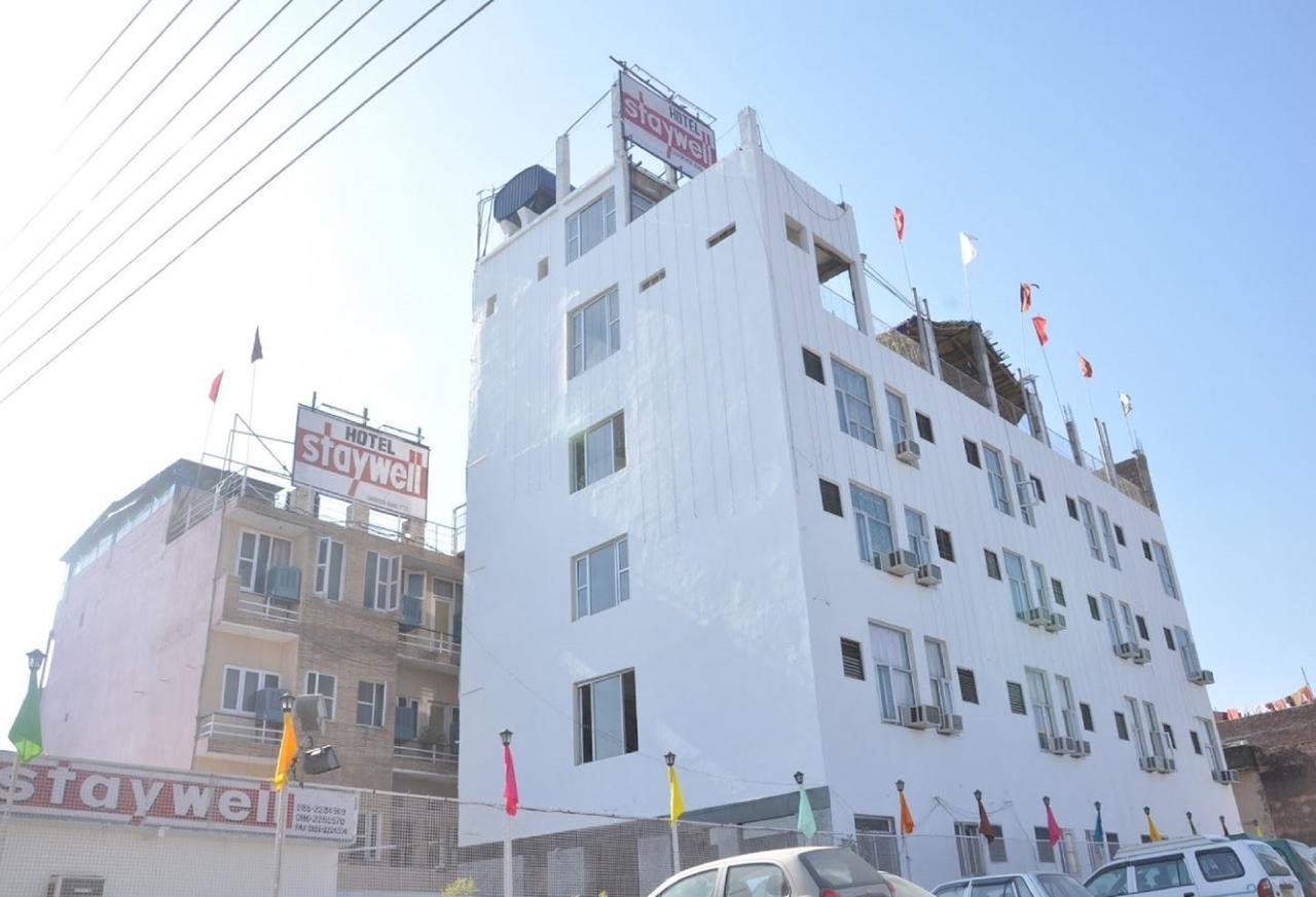 Staywell Hotel Pathānkot Exteriör bild