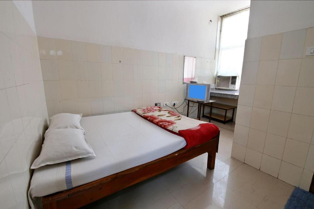 Staywell Hotel Pathānkot Exteriör bild